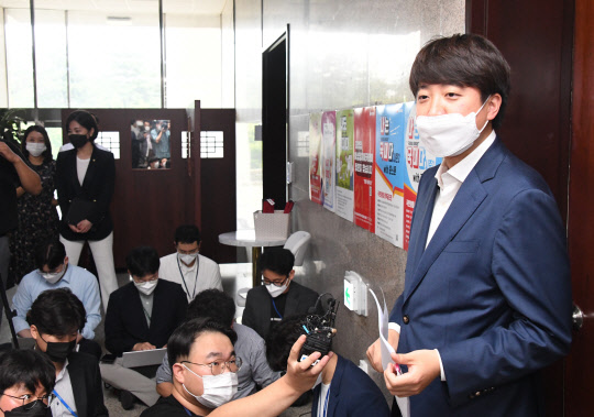 이준석 국민의힘 대표가 24일 국회에서 비공개 최고위원회의 결과를 브리핑하고 있다. 연합뉴스